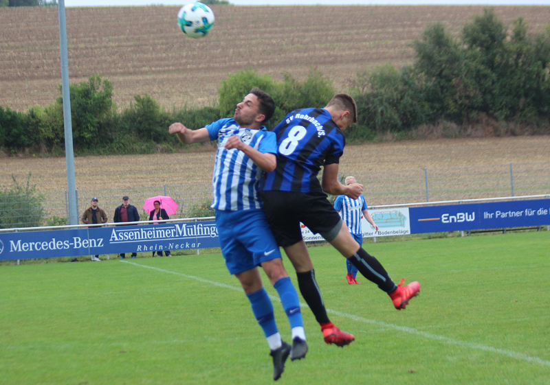 Rohrbachs Nils Reißfelder (re.) steigt hoch zum Kopfball.