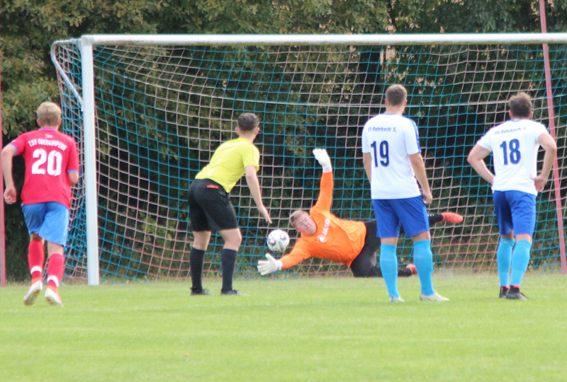 SV-Keeper Lucas Diekmann pariert den Strafstoß. Im Nachschuss tritt Sebastian Auer (li.) zum 2:2-Ausgleich.