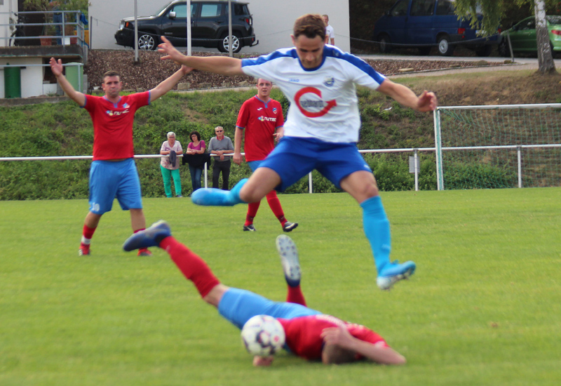 SV-Stürmer Robin Karolus erhält für dieses Foul in der ersten Hälfte die gelbe Karte. Nach knapp einer Stunde fliegt er mit Gelb-Rot vom Platz.