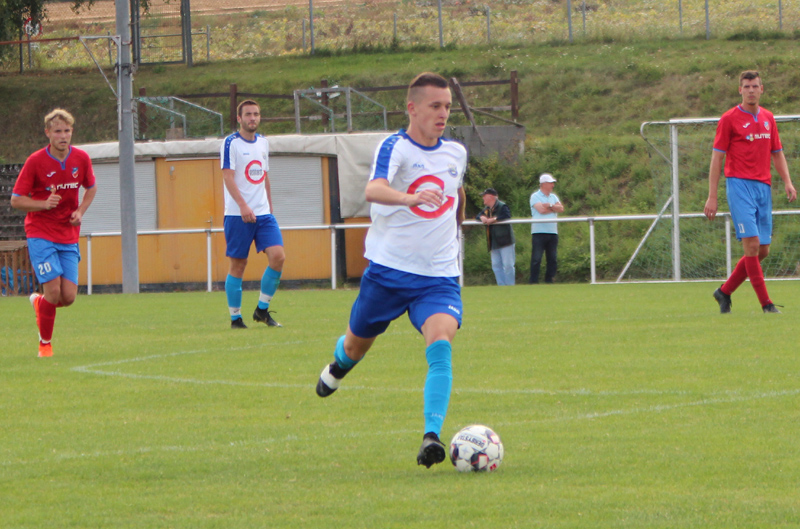 Dennis Bauer treibt den Ball durchs Mittelfeld