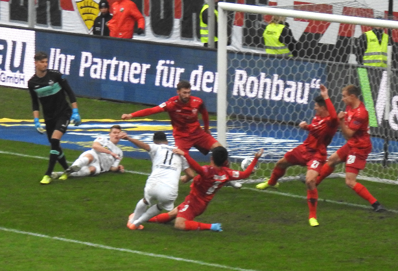 Bouhaddouz (Nr. 11) bringt den SV Sandhausen 2:0 in Führung