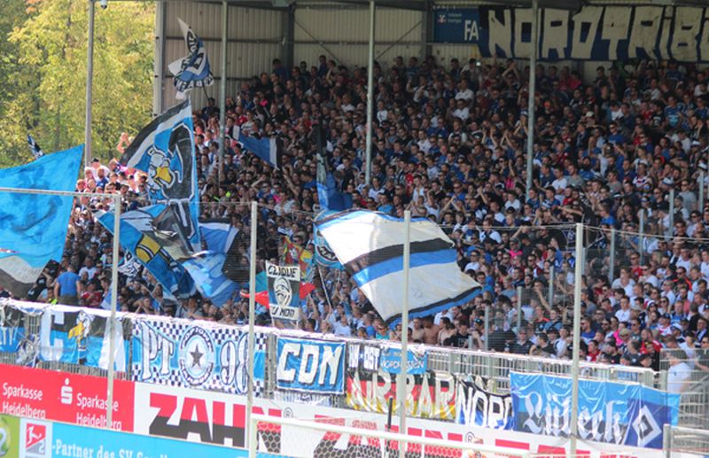 Vollbesetzter Gästeblock beim letzten Gastspiel des HSV