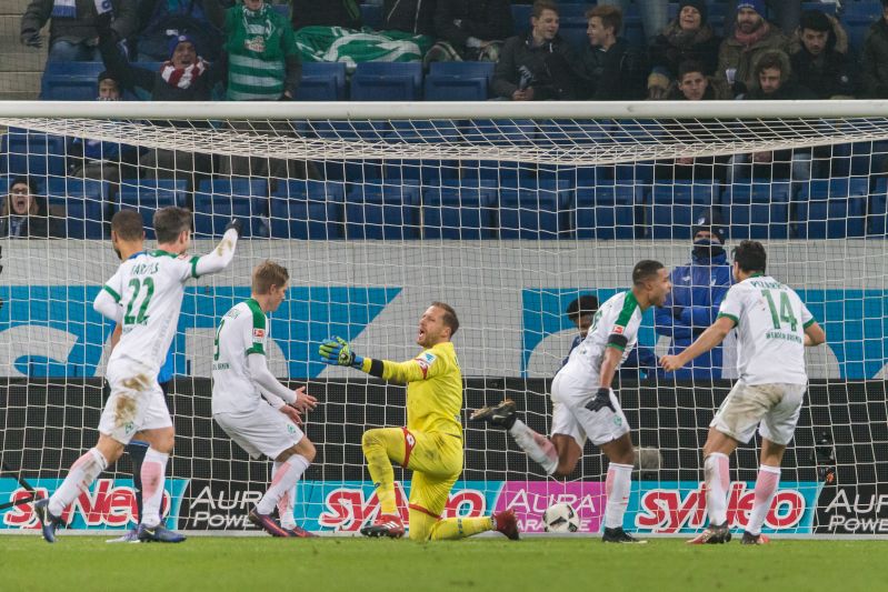 Gnabry (2. v. r.) erzielt für Bremen am 21.12.2016 den späten 1:1-Ausgleich in Sinsheim.