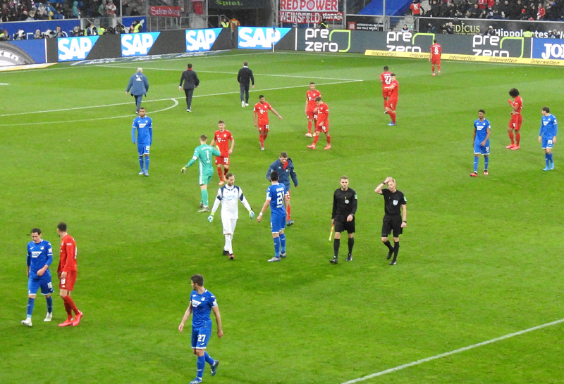 Die Spieler verlassen den Platz