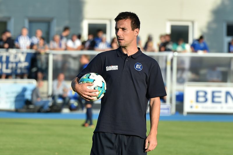 KSC-Trainer Eichner und seine Mannschaft stecken tief im Abstiegskampf. Am Hardtwald wollen sie daher unbedingt punkten.
