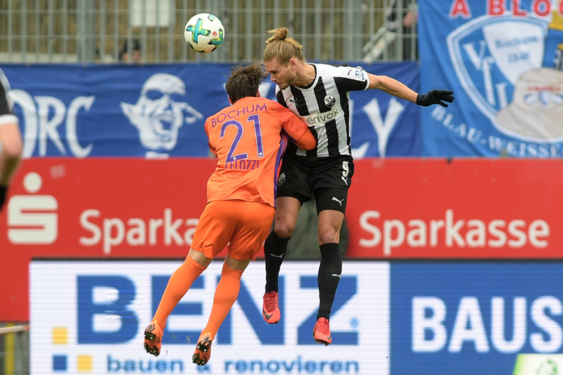 Sandhausens Gislason (re.) beim Kopfballduell mit Bochums Celozzi