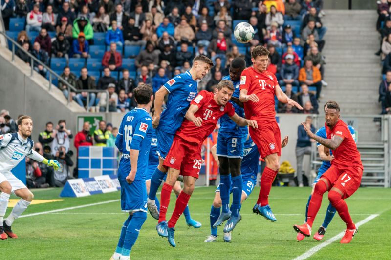 Gleich mehrere Spieler versuchen hier an den Ball zu kommen. In den meisten Aktionen waren die Bayern Zweikampfsieger.