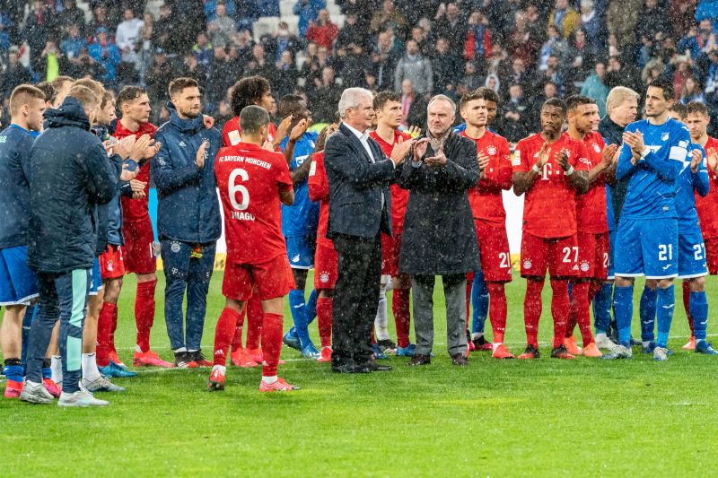 Solidarität beider Mannschaften für Dietmar Hopp und gegen die Beleidigungen eines Teils von Münchner Fußball-Chaoten