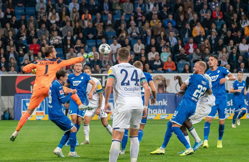 TSG-Keeper Baumann klärt per Faustabwehr einen Schalker Angriff