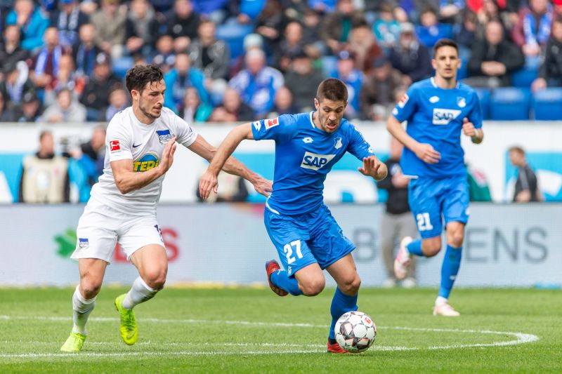 TSG-Torjäger Andrej Kramaric (Mitte) enteilt seinem Berliner Gegenspieler. Rechts: Benjamin Hübner