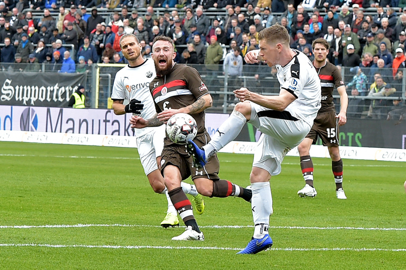 Sandhausens Denis Linsmayer (re.) im Zweikampf mit St. Pauli-Spieler Marvin Knoll