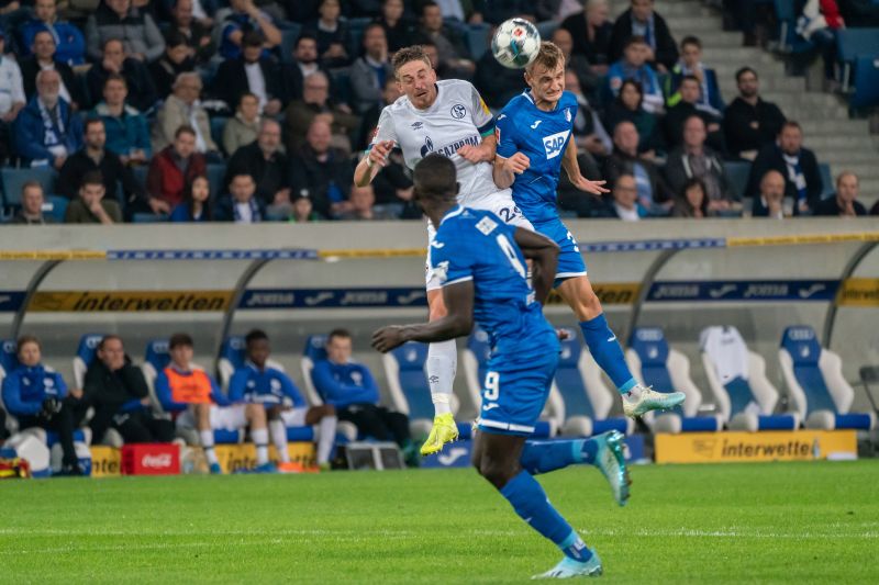 Posch (re.) gewinnt ein Kopfballduell