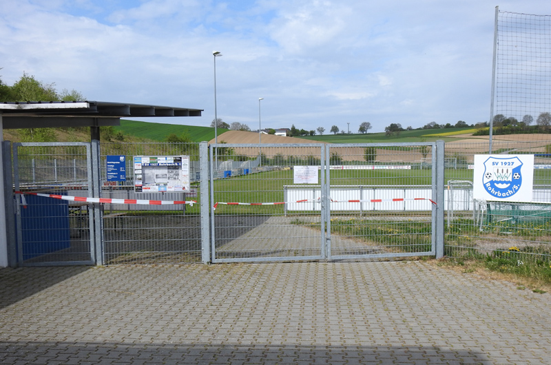 Geschlossene, abgesperrte Sportanlage beim SV Rohrbach/s.
