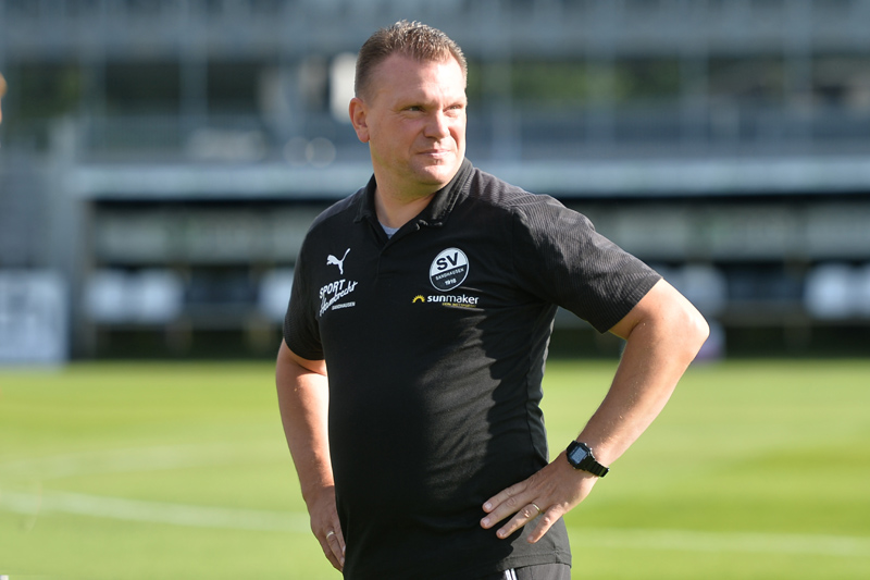 Ein zufrieden blickender SVS-Trainer Koschinat
