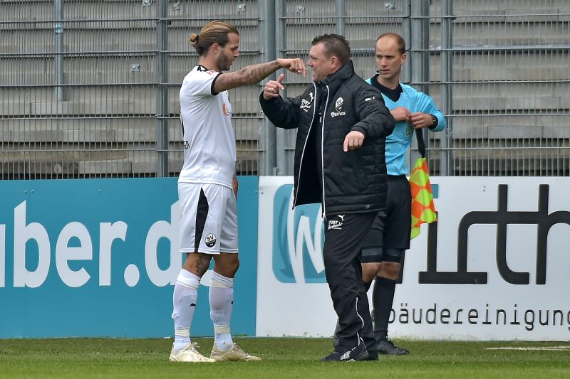 Diekmeier im Austausch mit Trainer Koschinat