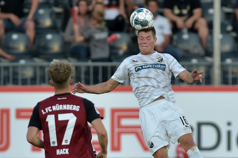 Die Kopfballstärke war ein Markenzeichen von SVS-Torjäger Kevin Behrens