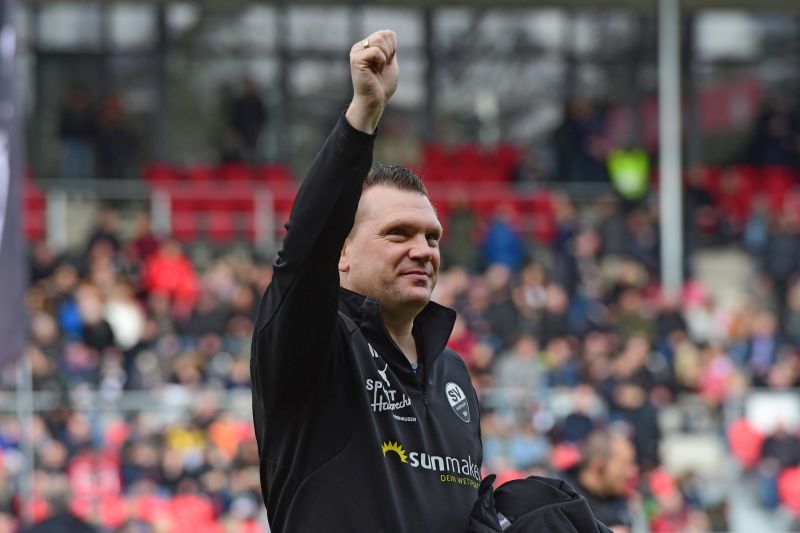 Freude bei SVS-Coach Uwe Koschinat über den vorzeitigen Klassenerhalt
