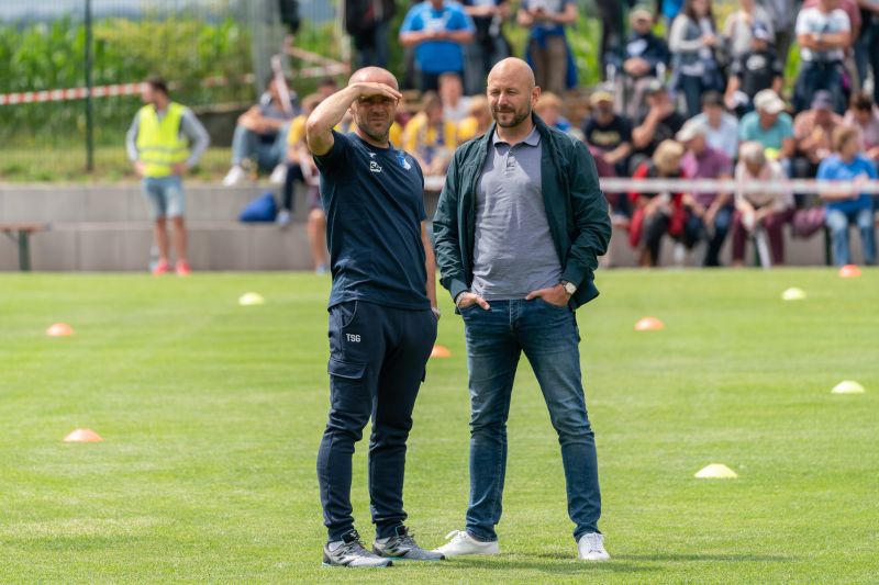 Der Blick in die gemeinsame sportliche Zukunft endet zwischen Alexander Rosen (re.) und Alfred Schreuder