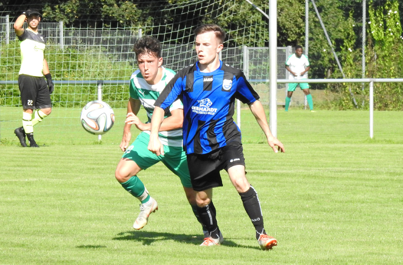 SV-Neuzugang Niclas Wittmer (re.) enteilt seinem Mückenlocher Gegenspieler