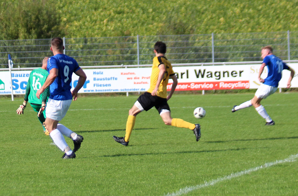 Luca Romig (re.) bringt den SVR in der 45. Minute 1:0 in Führung
