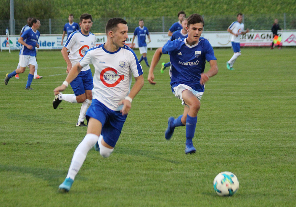 Dennis Bauer (li.) enteilt seinem Helmstadter Gegenspieler. In der Nachspielzeit gelang ihm per Freistoß der 1:1-Ausgleich für den SV Rohrbach/S.