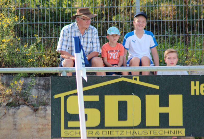 Familiäre Unterstützung am Spielfeldrand