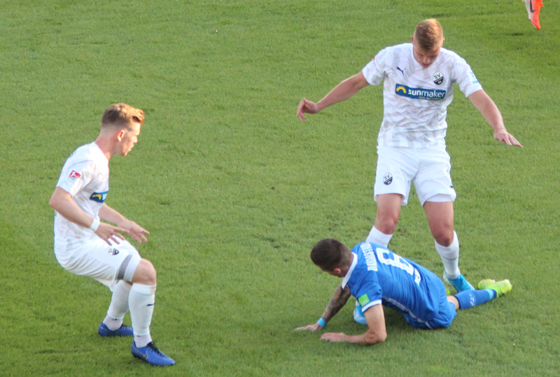 Der SV Sandhausen möchte Abwehrspieler Aleksandr Zhirov (re.) auf keinen Fall abgeben
