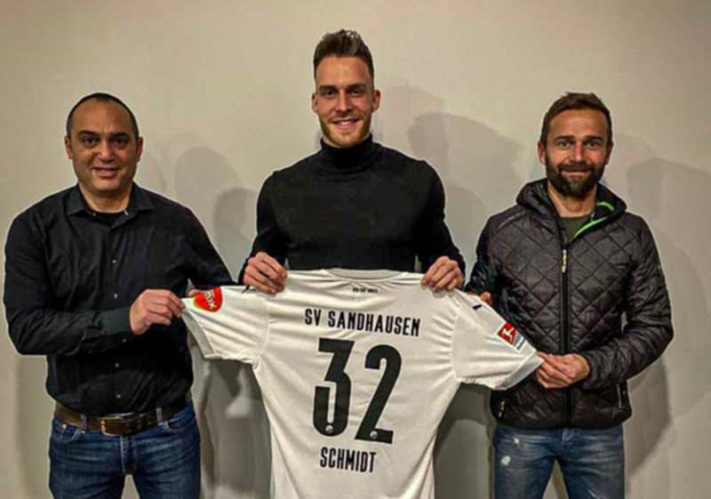 Patrick Schmidt bei seiner Vorstellung in Sandhausen zwischen Trainer Michael Schiele (re.) und dem Sportlichen Leiter Mikayil Kabaca
