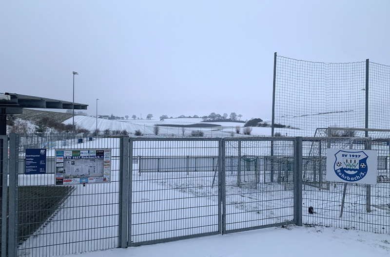 Schneebedecktes Spielfeld beim SV Rohrbach/S. - doch nicht etwa die weiße Pracht verhindert sehr zum allgemeinen Leidwesen eine Fortsetzung des Spielbetriebs sondern die weiter anhaltende Corona-Pandemie