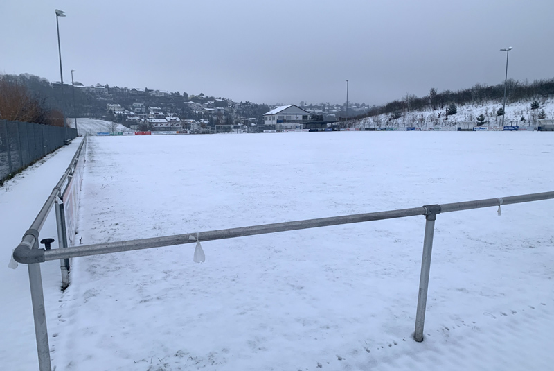 Schneebedecktes Sportgelände