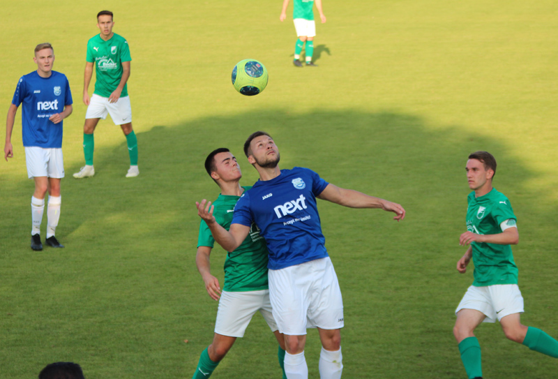 Rohrbachs Dominic Roth steigt beim Kopfballduell am höchsten