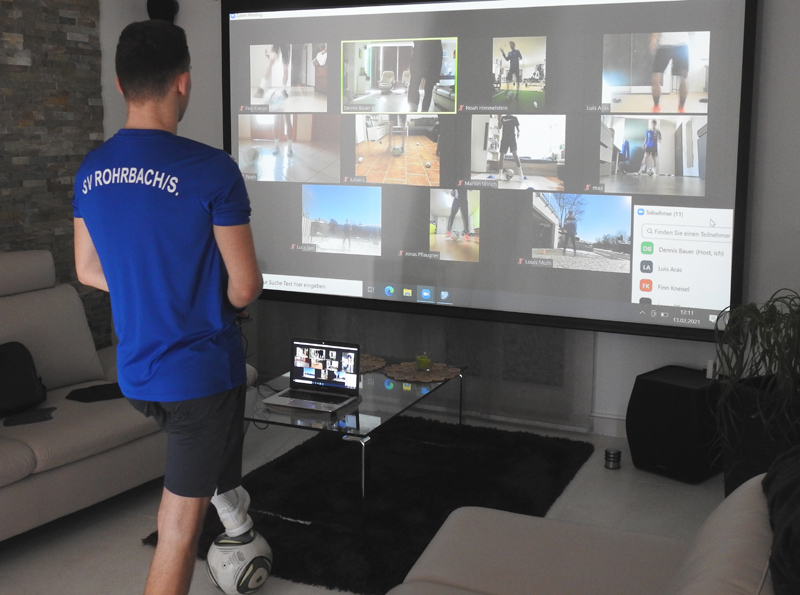 Jugendtrainer Dennis Bauer beim Videotraining mit seinen B-Junioren