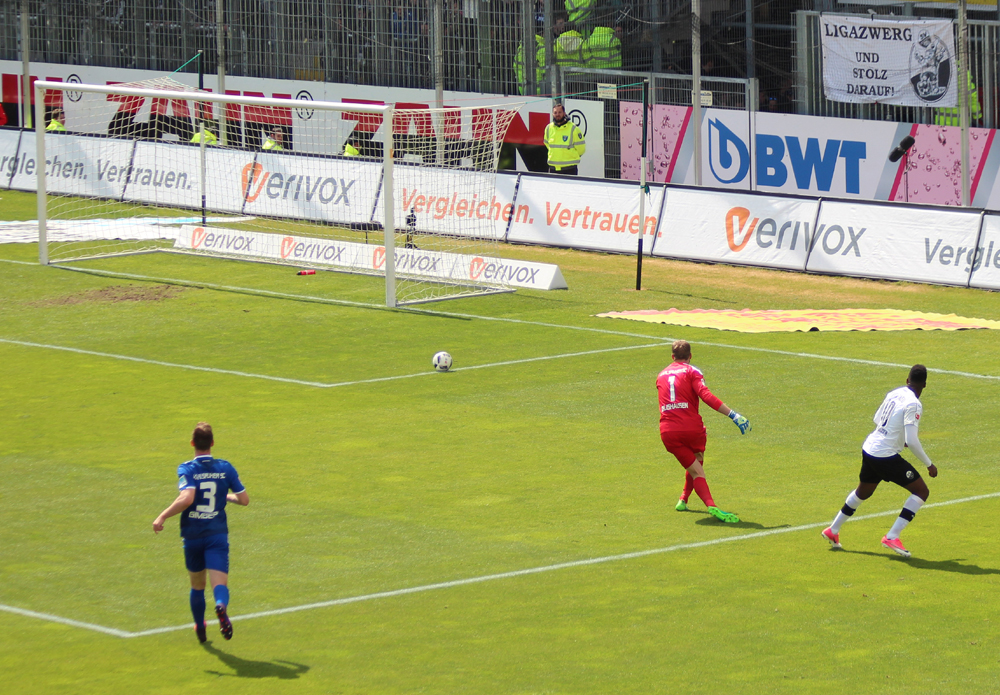 Erinnerungen an den letzten Derbysieg am 24.04.2017: Sukuta-Pasu (re.) bringt den SVS in Führung