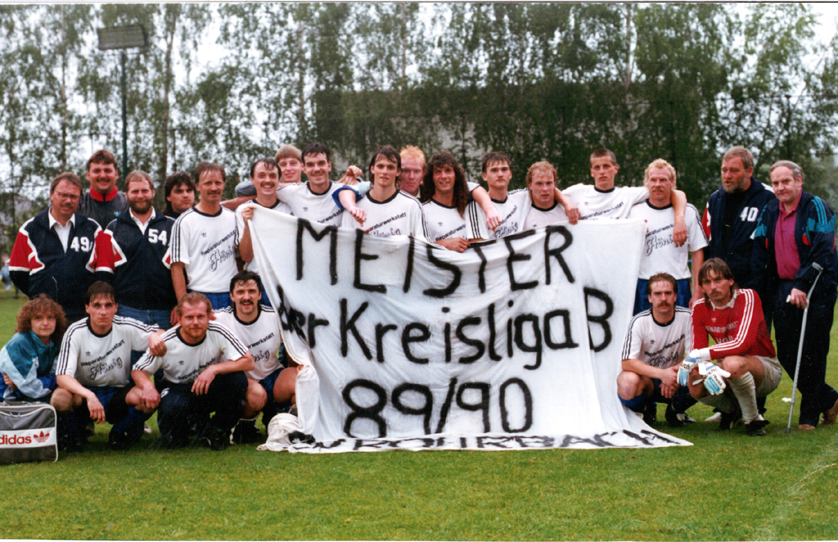 Das Meisterteam der Saison 1989/90 des SV Rohrbach/S. nach dem Sieg im zweiten Entscheidungsspiel gegen den SV Sinsheim III: Hinten von links: Reinhard Zschech (Spielausschuss), Alex Allgeier (Betreuer), Jörg Beetz (Spielausschuss), Mirko Stolac, Jürgen Habich, Jürgen Bauer, Rainer Elsässer, Markus Hönig, Klaus Rottmann, Dirk Wittig, Silvio Neitzner, Thomas Irro, Holger Frank, Timo Dippel, Jürgen Karolus, Helmut Allgeier (1. Vorsitzender) und Helmut Kister (Spielausschussvorsitzender) Vorne von links: Sabine Albig (med. Betreuerin), Jochen Elsässer, Detlef Laber, Ralf Olbert, Reinhold Lauck und Jürgen Geiser
