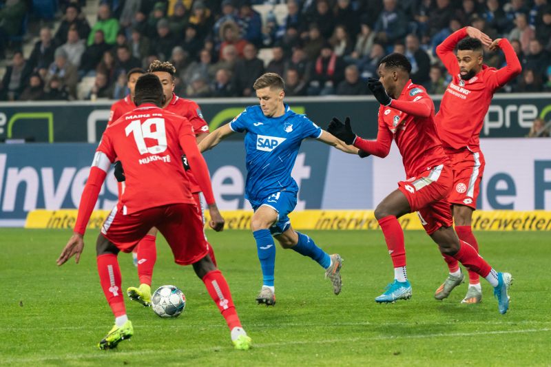 Hoffenheims Christoph Baumgartner hat es in dieser Szene gleich mit mehreren Mainzer Gegenspielern zu tun