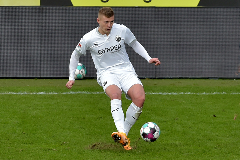 Sandhausens Defensivspieler Zhirov flog nach einer Unsportlichkeit in der fünften Minute der Nachspielzeit in Braunschweig mit Rot vom Platz