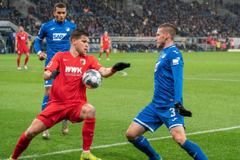 Pavel Kaderabek (re.) im Zweikampf mit Augsburgs Florian Niederlechner