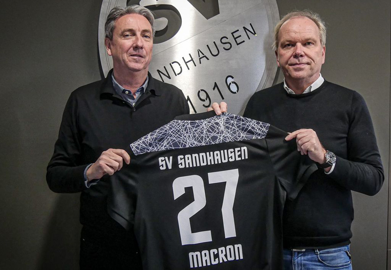 SVS-Präsident Machmeier (li.) und Geschäftsführer Piesga präsentieren das Trikot des neuen Ausrüsters Macron ab Sommer 2021