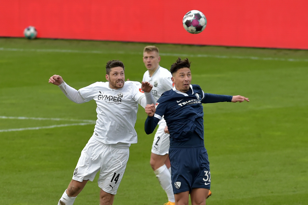 Tim Kister geht entschlossen in den Zweikampf. Der Abwehrspieler lobt den neuen Teamgeist beim SVS.