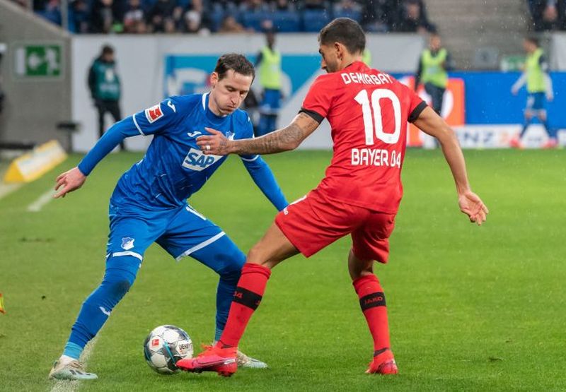 Rudy (li.), hier im Duell mit Demirbay, musste bei seinem 250. Bundesligaspiel nach 38 Minuten verletzt ausgewechselt werden