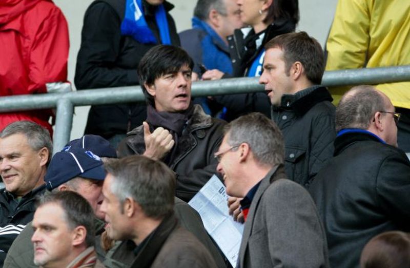 Hansi Flick im Dialog mit (Noch-)Bundestrainer Joachim Löw auf der Tribüne der Sinsheimer Arena