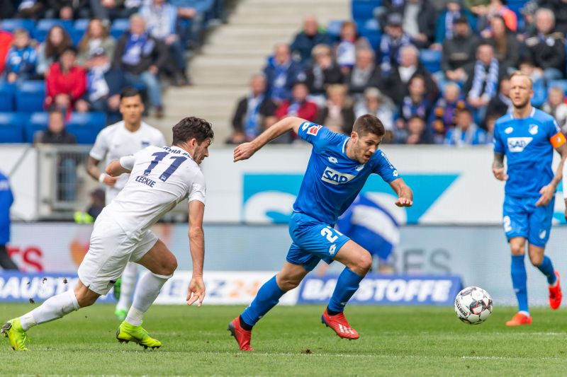 Andrej Kramaric (re.), der hier dem Berliner Mathew Leckie enteilt, lässt seine Zukunft bei der TSG Hoffenheim weiter offen