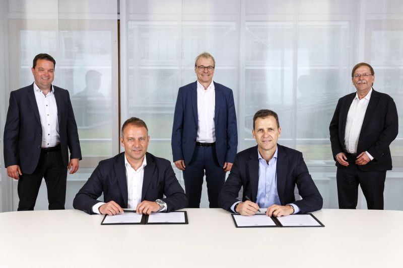 Flick bei der Vertragsunterzeichnung (vorne links), rechts daneben DFB-Direktor Bierhoff - hinten links Schatzmeister Osnabrügge, daneben die Vize-Präsidenten Peters und Koch