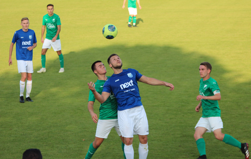 Gespannte Blicke zum Ball. Rohrbachs Dominic Roth(Mitte) beim Kopfballduell in der Partie beim FC Zuzenhausen II.