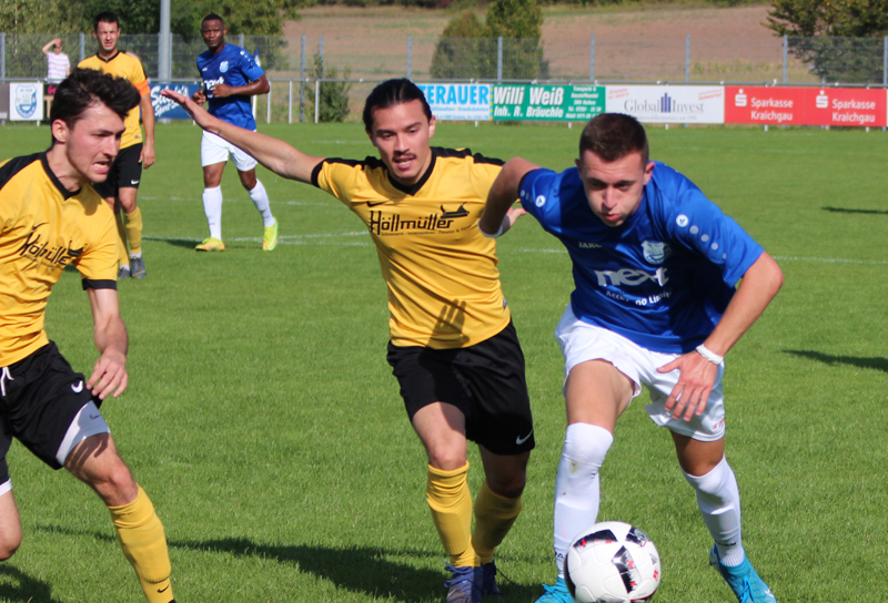 Dennis Bauer (re.) im Laufduell mit zwei Treschklinger Gegenspielern
