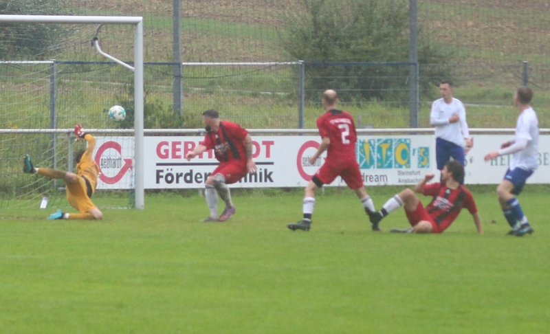 Romig (re.) trifft zum 3:2