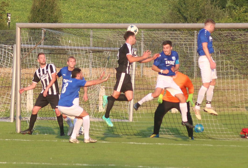 Karolus steigt am höchsten und bringt Reihen 1:0 in Führung