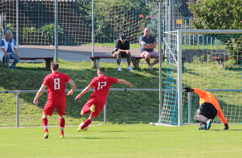Rehse umkurvt SV-Keeper Diekmann und trifft zur frühen 1:0-Führung