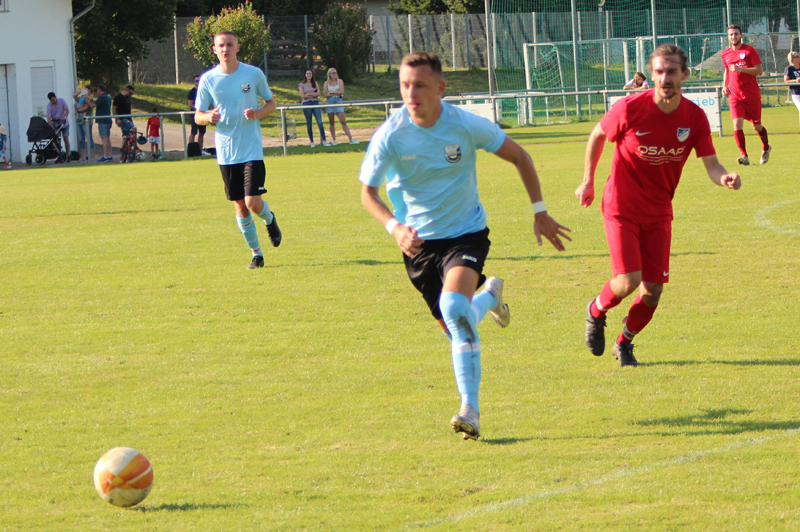 Bauer treibt den Ball durchs Mittelfeld
