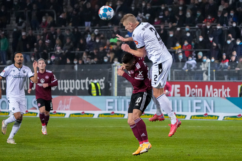 Aleksandr Zhirov klärt per Kopfball. Der SVS-Abwehrchef hatte in den letzten Partien jede Menge zu tun.